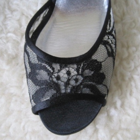 Stuart Weitzman Lace /Satin Pump - Picture 4 of 15